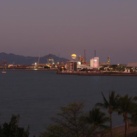 Treat Yourself, Fun In The Sun At The Aquarius Townsville Eksteriør billede