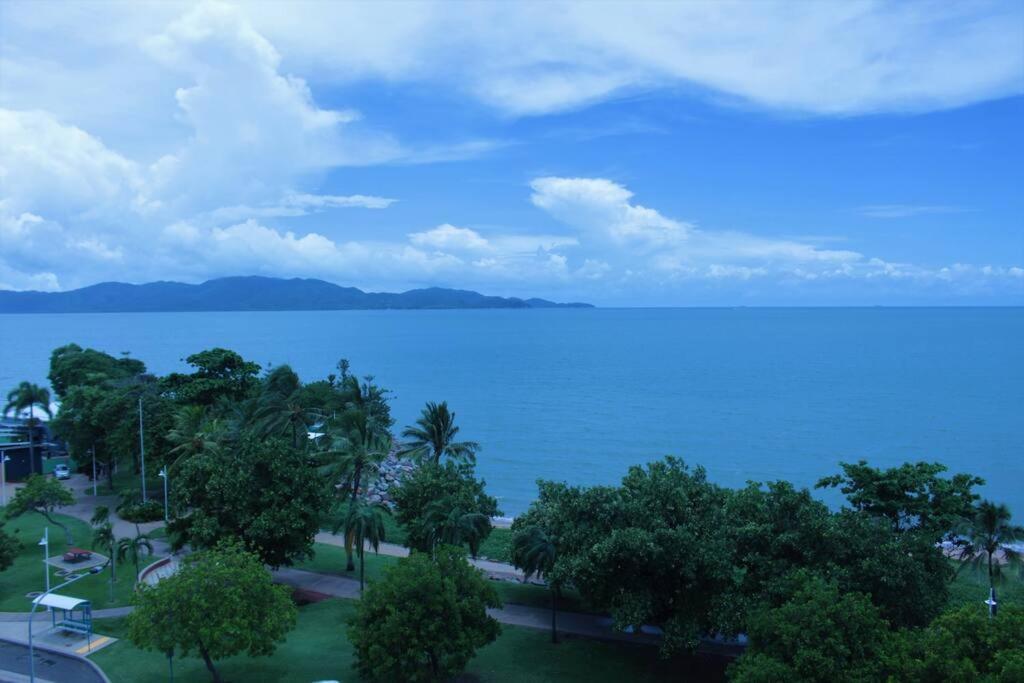 Treat Yourself, Fun In The Sun At The Aquarius Townsville Eksteriør billede