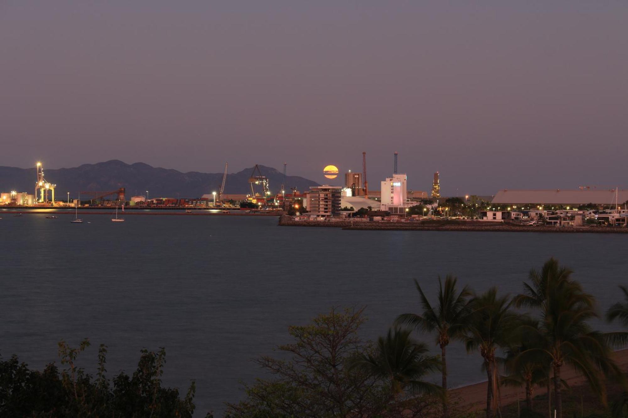 Treat Yourself, Fun In The Sun At The Aquarius Townsville Eksteriør billede